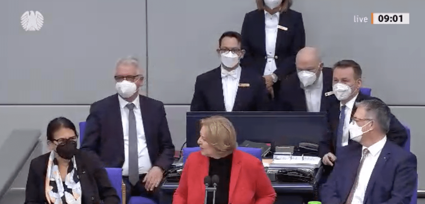 De stemming in de Bondsdag in Duitsland was gisteren spannender dan in de Tweede Kamer